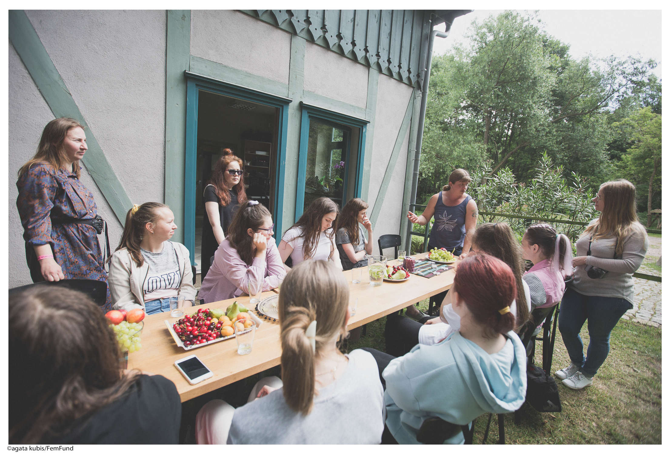 spotkanie rosyjskojęzycznych uczestniczek, przy stole pełnym owoców w otoczeniu zieleni, w przerwie pomiędzy warsztatami
