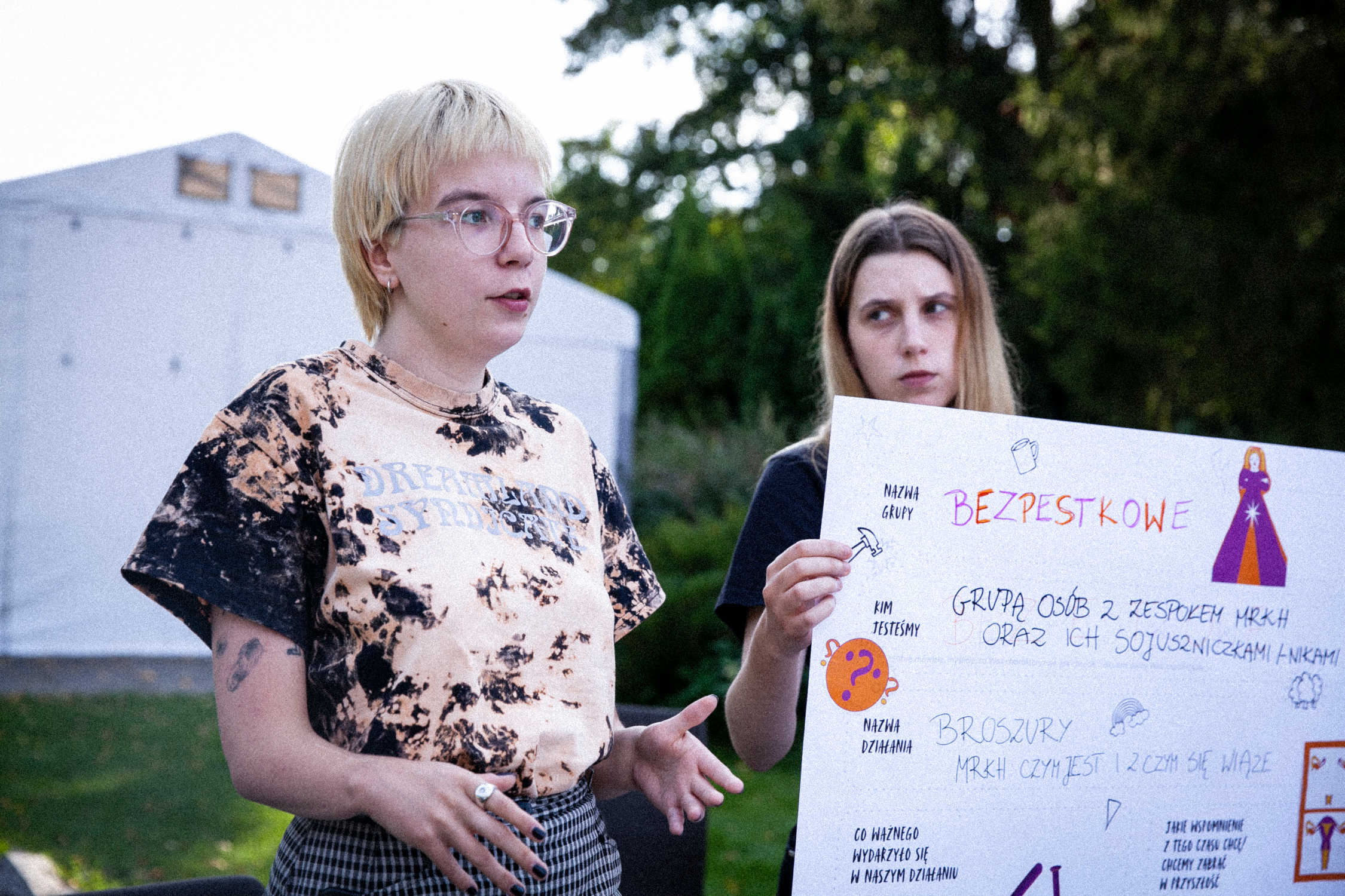 Działaczki Bezpestkowe prezentują bristol z osiągnięciami i planami grupy na zjeździe grantobiorczyń Funduszu Feministycznego w Osiecku.