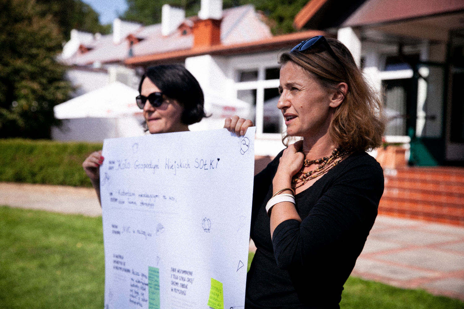 Działaczki prezentują bristol z osiągnięciami i planami grupy na zjeździe grantobiorczyń Funduszu Feministycznego w Osiecku.