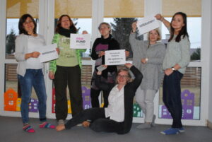 grupowe zdjęcie osób trzymających kartki z napisami: niepołomice, temfund, nie zgadzam się na przemoc, dziękujemy!