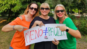 Trzy kobiety w oularach słonecznych trzymają napis Menu (nie równa się) Pauza