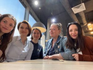 Grupa kobiet przy stoliku w kawiarni