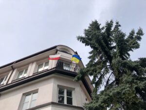 Hostel, w oknie flagi: polska i białoruska.