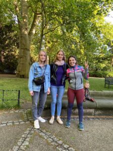 Trzy kobiety w parku